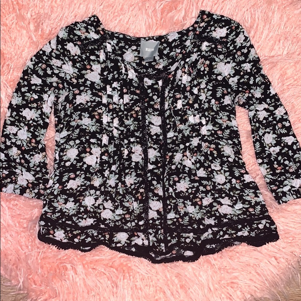Floral blouse with pleats and lace